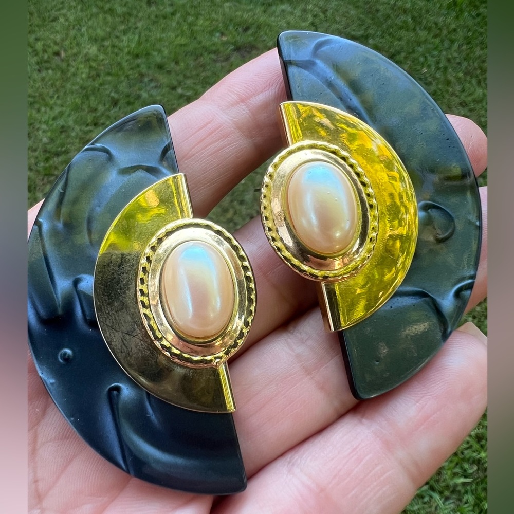 Vintage 1980s Large Geometric Lucite, Gold-tone Metal & Pearl Clip on Earrings